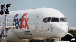 资料照:一家联邦快递货运飞机停在维吉尼亚州桑兹顿的里士满国际机场。(2017年8月18日)