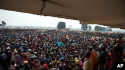 在中非共和國的班吉-姆波科機場的臨時營地內設立的救濟物資分發點,人群等待領取食物和物資。 (2014年1月7日)