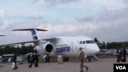 2013年莫斯科航展上乌克兰向古巴出口的安-158客机。乌克兰不防备中国,向中国提供了许多军工核心科技。(美国之音白桦拍摄)