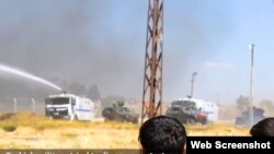 土耳其安全部队动用催泪瓦斯和高压水龙驱散投掷石块的人群。