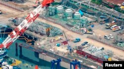 Khu vực xây dựng bức tường ngăn nước nhiễm phóng xạ rò rỉ ra biển tại nhà máy điện hạt nhân Fukushima Daiichi đã bị hư hại