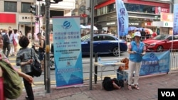 “保公义撑修法大联盟”湾仔街头派发《逃犯条例》“释疑解惑”文宣 (美国之音记者申华拍摄)