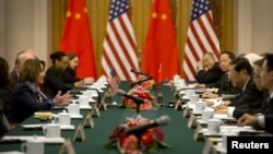 包括美国众议院少数党领袖南希•佩洛希(左一),国会人权委员会主席吉姆•麦戈文等人在内的美国国会高级代表团日前罕见的访问西藏,之后于 11月12日与中国官员举行会谈。