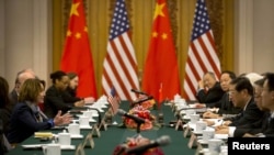 包括美国众议院少数党领袖南希•佩洛希(左一)、国会人权委员会主席吉姆•麦戈文等人在内的美国国会高级代表团2015年11月罕见的访问西藏,然后于 11月12日在北京与中国人大官员举行会谈。