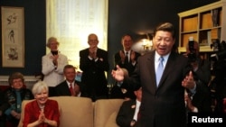 2012年2月,时任中国国家副主席习近平访问美国艾奥瓦州小镇马斯卡廷时到萨拉·兰蒂(Sarah Lande,左二)的家做客。(路透社/媒体联访)
