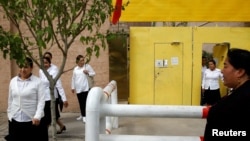 资料照片:新疆喀什的维吾尔族妇女离开一个进行政治学习的中心。(2018年9月6日)