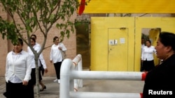 新疆喀什的维吾尔族妇女离开一个进行政治学习的中心。(2018年9月6日)