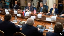 兰德·保罗参议员(正面右二)与他的助理以及德州的州议员在莫斯科会晤俄罗斯议员。(2018年8月6日)