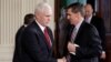 Wapres AS Mike Pence (kiri) berjabat tangan dengan Michael Flynn di Washington DC (foto: dok).