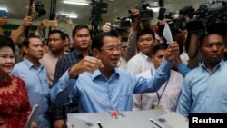 柬埔寨首相洪森在星期日(2018年7月29日)的议会选举中投票