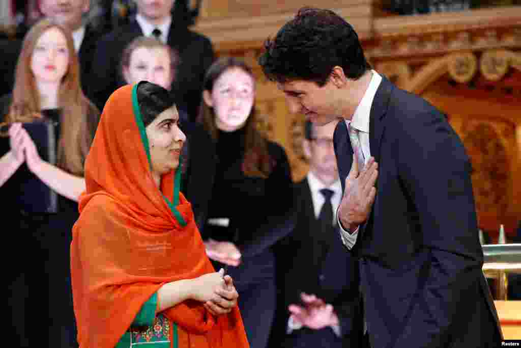 2017年4月12日,加拿大总理特鲁多授予有史以来最年轻的诺贝尔和平奖得主马拉拉加拿大荣誉公民身份。马拉拉来自巴基斯坦。2012年,当她只有15岁时,因争取巴基斯坦女孩受教育的权利在校车上遭到塔利班分子枪击。她在英国接受急救手术后, 幸运地活了下来。后来马拉拉不断为争取女子受教育的权利在全球奔走发声。