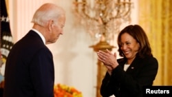 美国总统拜登星期一在白宫举行招待会,庆祝排灯节。副总统哈里斯参加了庆祝。