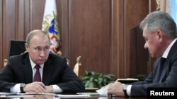 Tổng thống Nga Vladimir Putin họp với Bộ trưởng Quốc phòng Sergei Shoigu và Bộ trưởng Ngoại giao Sergei Lavrov tại Điện Kremlin ở Moscow, ngày 2 tháng 2, 2019.