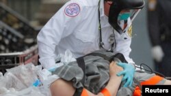 Nhân viên y tế và bệnh nhân Covid-19 tại Boston, Massachusetts, ngày 27/4/2020.