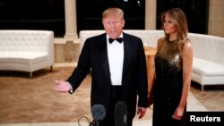 美国总统特朗普在第一夫人的陪同下在佛罗里达州海湖庄园对媒体讲话。(2019年12月31日)