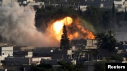 在美军为主的空中打击实施后,科巴尼升起浓烟