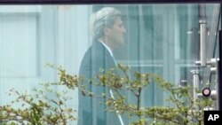 美国国务卿克里在维也纳伊核谈判地点科堡宫酒店的花园里 (2015年7月12日)