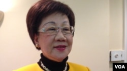 前台湾副总统吕秀莲与其英文自传(美国之音钟辰芳拍摄)