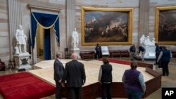 在华盛顿的国会大厦,工作人员正在检查圆形大厅内正在搭建的演讲台,当选总统特朗普预计将在1月20日于此宣誓就职。(2025年1月17日)