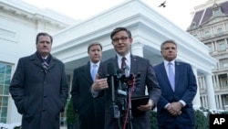 众议院议长迈克·约翰逊2024年1月17日在白宫与拜登会面商谈乌克兰援助和边境安全协议之后同记者讲话。