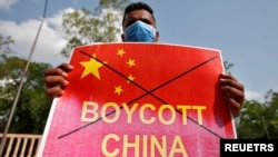 资料照:印度抗议者手举抗议牌,上面印有中国国旗和英文"抵制中国”字样。