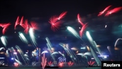 香港新年影像:礼花、示威、研讨文革……(17图)