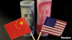 美中货币前的美中国旗图示