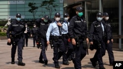 戴着口罩的香港警察在金融区一带巡逻。(2020年2月19日)