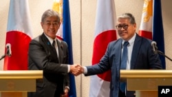 日本外相岩屋毅(Takeshi Iwaya)与菲律宾外长恩里克·马纳洛(Enrique Manalo)在菲律宾达义市举行联合新闻发布会。(2025 年1月15日)