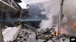 乌克兰哈尔科夫市的消防人员在俄罗斯攻击后灭火。(2023年12月29日)