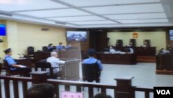 独立中文笔会会员、北京教会人士胡石根在法庭被告席上,他被控涉嫌“颠覆国家政权罪”(美国之音叶兵拍摄)