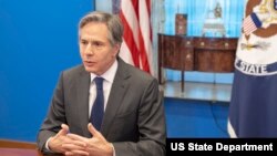 美国国务卿布林肯在国务院参加视频会议。(2121年12月3日)