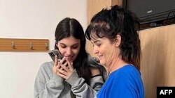 美国人质母女娜塔莉·拉南(Natalie Raanan 左)和朱迪思·泰·拉南(Judith Tai Raanan)获释后与美国总统乔·拜登通电话。