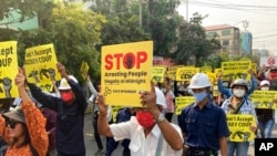 缅甸曼德勒民众2021年3月15日不畏军警血腥镇压上街示威(美联社)