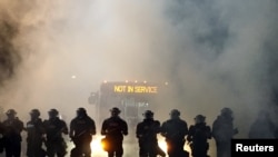 2016年9月20日,北卡来罗纳州夏洛特市的防暴警察在民众举行抗议活动的时候封锁了道路。