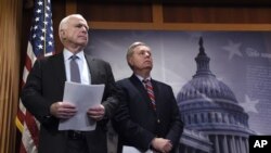 共和党参议员麦凯恩(左)和格林厄姆主张调查和罗斯通过黑客行动干扰美国选举的问题(资料照片)。