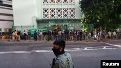 一名防爆警察星期天(11月24)在区议会选举一处投票站附近。