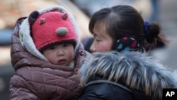 资料图片-北京 一名中国母亲抱着她的孩子