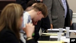 资料照片:2017年4月10日,迪伦·鲁夫的祖父约瑟夫·鲁夫走过他的孙子在法庭上发表讲话。当时迪伦·鲁夫在查尔斯顿县法院出庭,并对南卡罗来纳州查尔斯顿的谋杀指控表示认罪。(美联社照片)