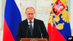 Tổng thống Nga Vladimir Putin phát biểu tại một cuộc họp với các quan chức cấp cao tại Kremlin ở Moscow, 31/10/2014.