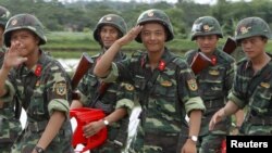 Binh sĩ Việt Nam trở về sau buổi tập dượt chuẩn bị cho cuộc diễu hành kỷ niệm lần thứ 70 ngày Quốc khánh 2/9 tại một căn cứ quân sự ở Hòa Lạc, ngoại ô Hà Nội.