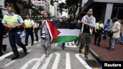 Người biểu tình thân Palestine xuống đường phản đối việc Israel ném bom Dải Gaza.