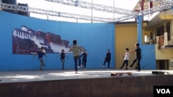 印度达兰萨拉,藏族青年人正在排练藏族舞蹈 。(美国之音朱诺拍摄,2016年11月5日)