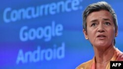 欧盟竞争委员会专员维斯塔格在布鲁塞尔的欧盟总部举行联合新闻发布会。(2018年7月18日)