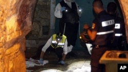 2015年10月3日以色列法医专家检查在耶路撒冷老城的袭击现场。