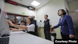 台湾总统蔡英文2019年5月27日视察万安42号军民联合防空演习指挥管制所。(中华民国总统府)