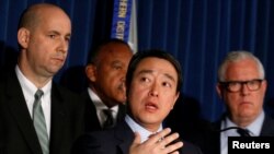 纽约南区代理联邦检察官金俊贤宣布对纽约地铁炸弹袭击案的嫌疑人乌拉提出联邦控罪。左为联调局纽约办公室助理主任威廉·F·斯维尼,右为纽约市警察局负责情报和反恐事务副局长约翰·J·米勒。(2017年12月12日)