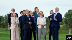 七国集团和欧盟领导人2024年6月13日在意大利出席峰会期间观看跳伞表演。(美联社)