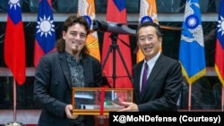 台湾国防部长顾立雄2025年8月5日在台北会晤美国国防科技公司安杜里尔工业公司创始人拉奇。(台湾国防部照片)