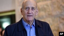 以色列前总理奥尔默特在最高法院前(2015年12月29日)